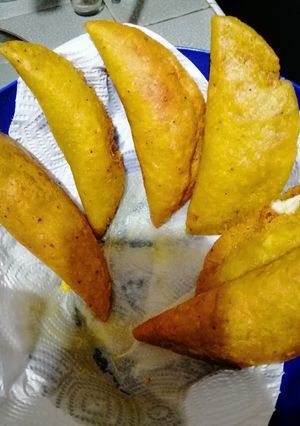 Una foto de Empanadas de plátano verde rellenas de pollo alcaparrado