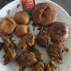 A picture of Palak or pyaaz pakode.
