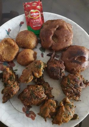 A picture of Palak or pyaaz pakode.