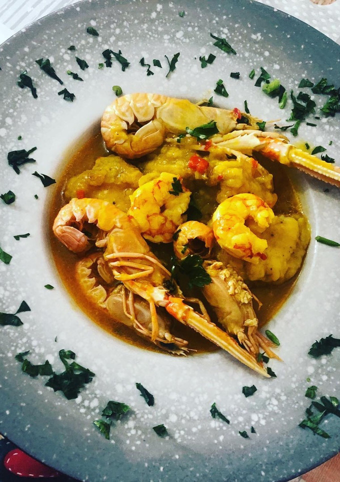 Una foto de Guisado de rape con cigalas y patatas