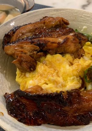 雞腿嫩蛋丼 的食譜成品照片