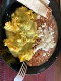 Huevos con chile y los frijoles que no falten