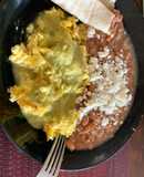 Huevos con chile y los frijoles que no falten