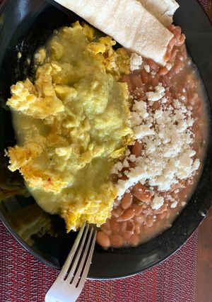Una foto de Huevos con chile y los frijoles que no falten