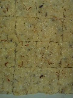 नारियल की केसर बर्फी (Nariyal ki kesar barfi recipe in hindi) रेसिपी मुख्य फोटो