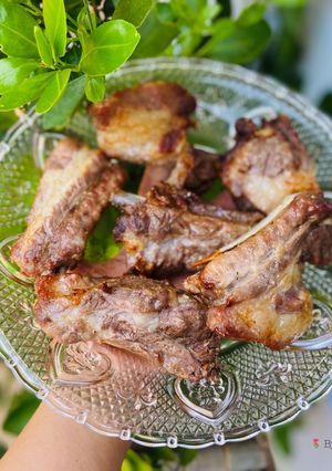 Hình của món Sườn cọng ướp muối nướng.