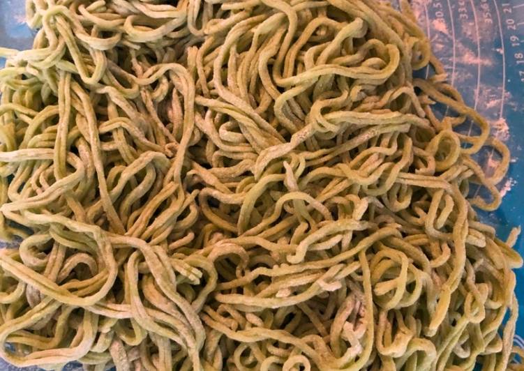 Resep Mie  hijau kenyal home made | Bahan Membuat Mie  hijau kenyal home made Yang Paling Enak