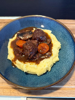 Burgundi marharagu tört burgonyával Dutch Ovenben (holland sütőben), omlós és szaftos recept fotója