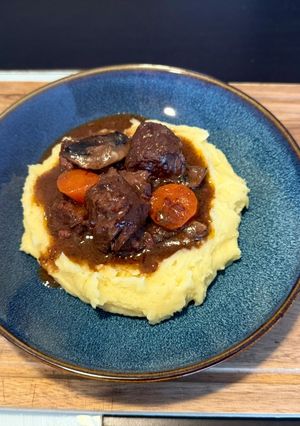 Burgundi marharagu tört burgonyával Dutch Ovenben (holland sütőben), omlós és szaftos recept fotója