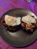 Cestas de carne picada y huevo