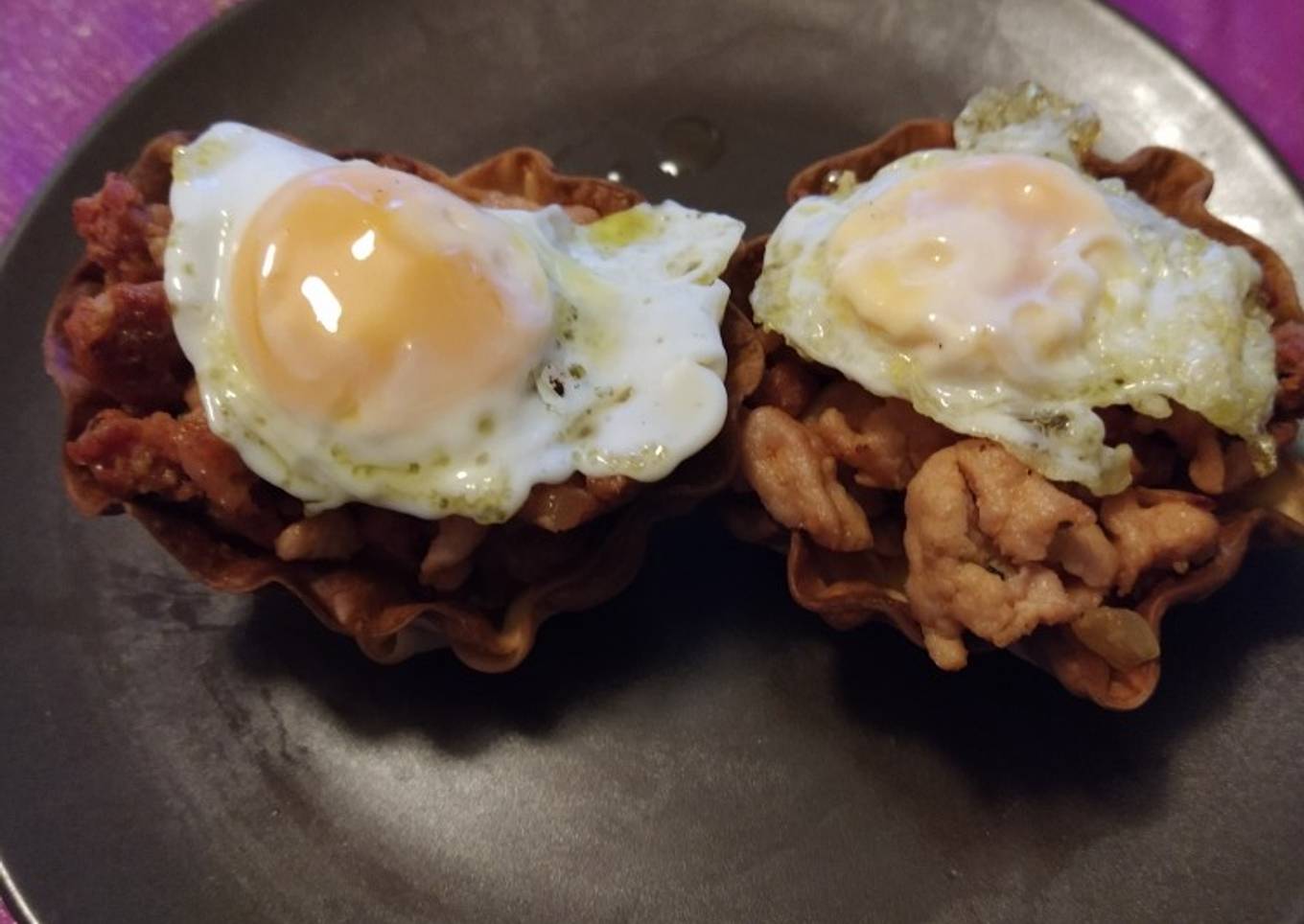 Cestas de carne picada y huevo