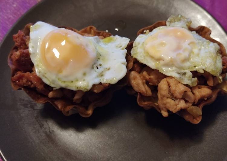 Cestas de carne picada y huevo
