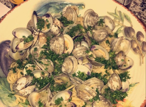 A picture of Linguine with White Wine Clam Sauce.