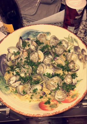 A picture of Linguine with White Wine Clam Sauce.