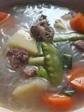 Sop daging sapi dengan kacang kapri