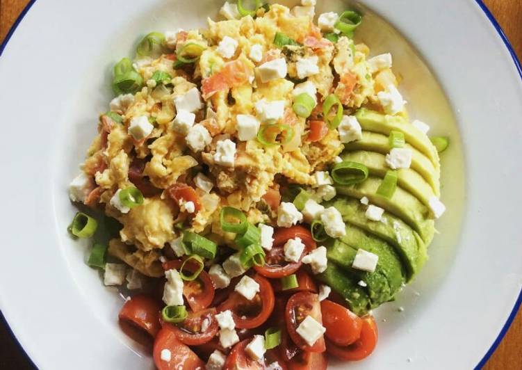 Scrambled eggs with tomatoes and avocado