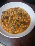 Guiso de garbanzos con espinacas y carne de cochino