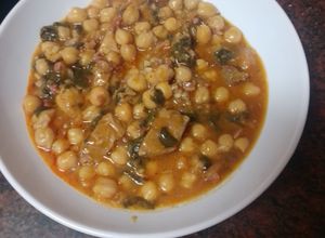Una foto de Guiso de garbanzos con espinacas y carne de cochino