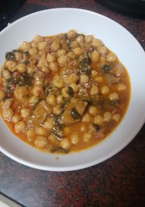 Una foto de Guiso de garbanzos con espinacas y carne de cochino