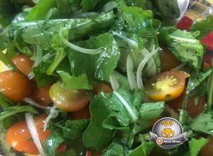 Una foto de Ensalada de rúgula y tomates cherry