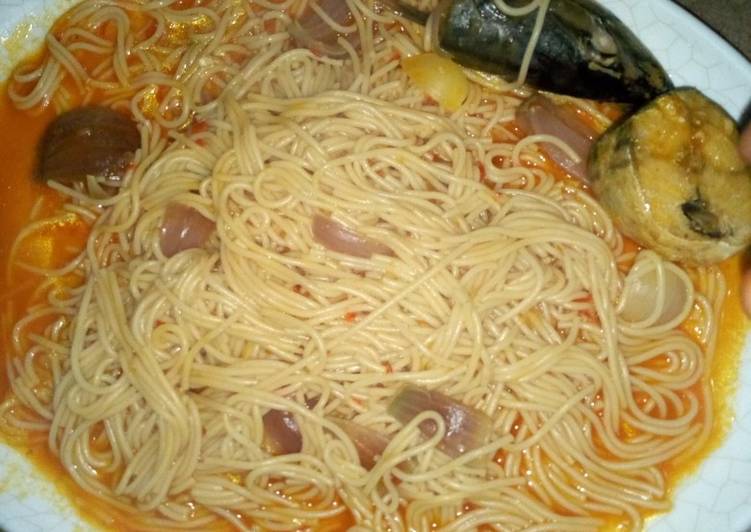 Spaghetti jollof with fish