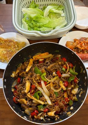 Hình của món 제육볶음 Thịt xào cay kiểu Hàn.