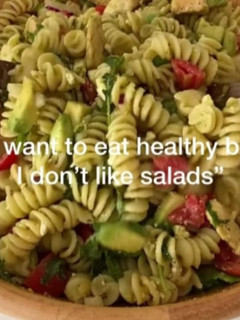 Una foto de Ensalada de pasta con pesto y pollo