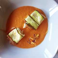 Una foto de Ravioli de calabacín con salmorejo