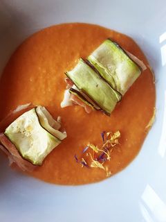 Una foto de Ravioli de calabacín con salmorejo