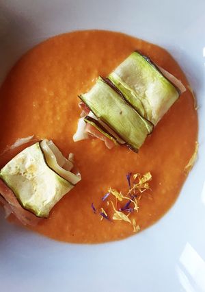 Una foto de Ravioli de calabacín con salmorejo