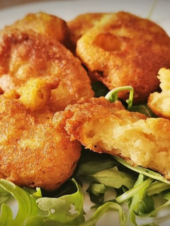 Una foto de Buñuelos de Merluza, Langostinos y Calçot