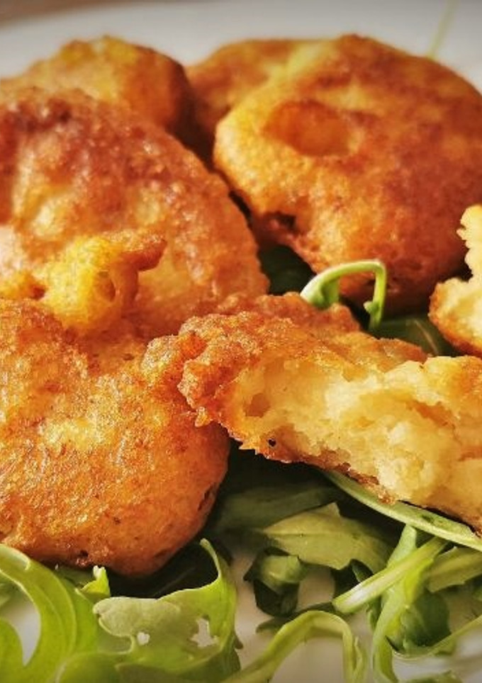 Una foto de Buñuelos de Merluza, Langostinos y Calçot