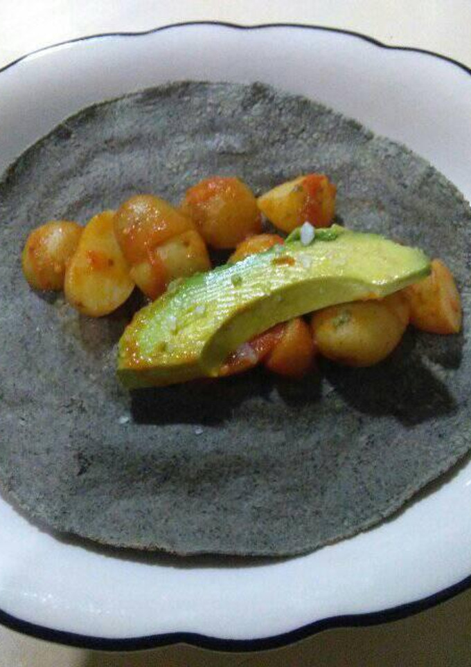 Una foto de Papitas salseadas en rojo