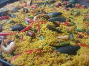 Una foto de receta paella con tomate