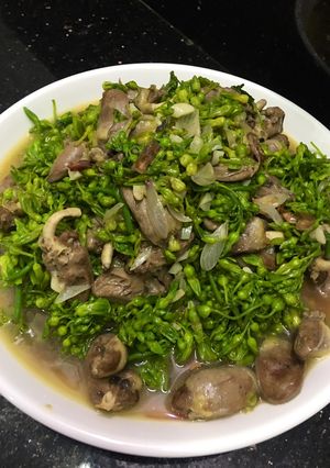 Hình của món Hoa thiên lý xào tim gà.