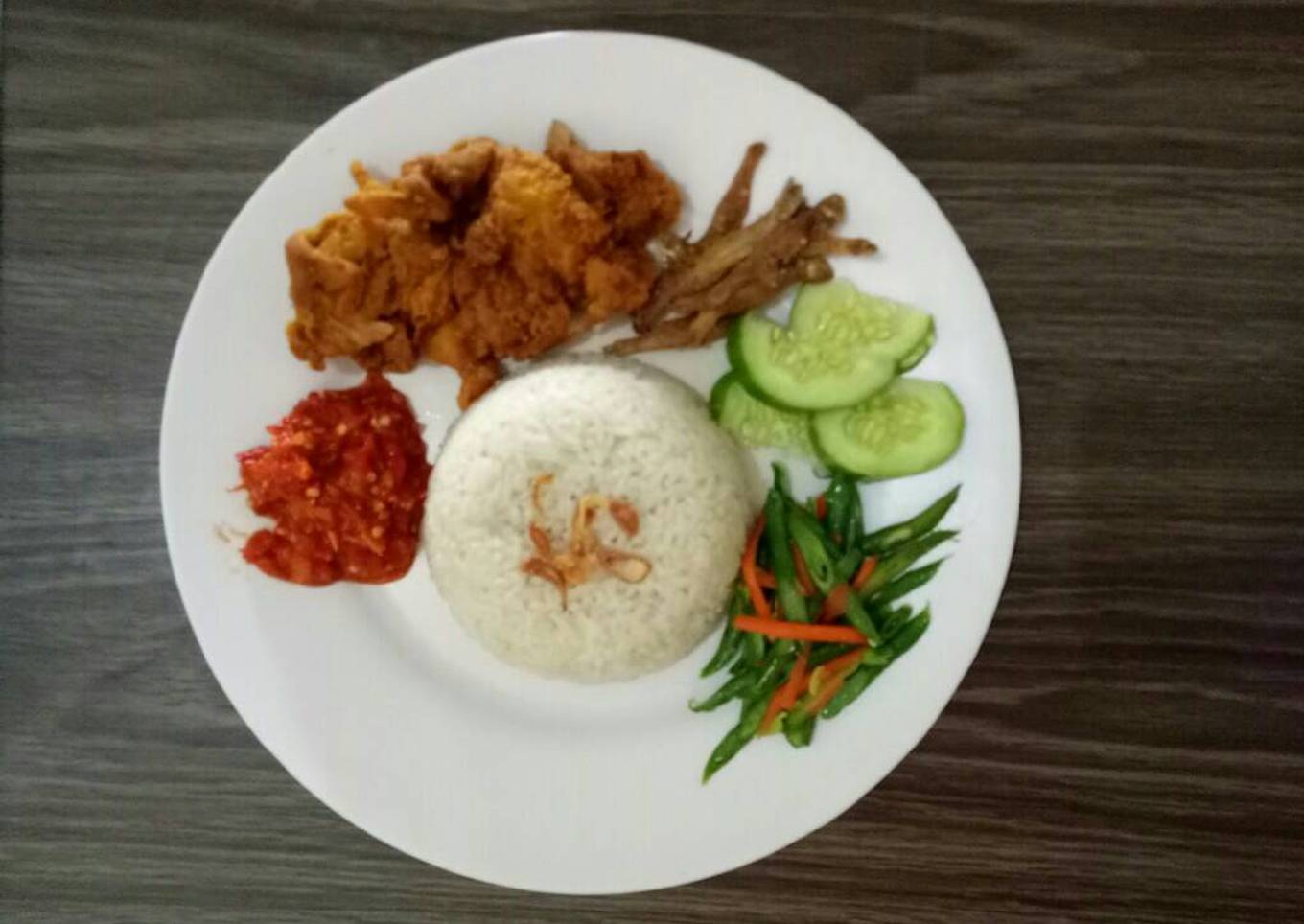 Nasi lemak dan sambal ayam geprek ala ala 😁