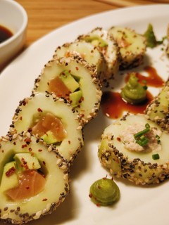 Una foto de Falso sushi de pepino, salmón y atún