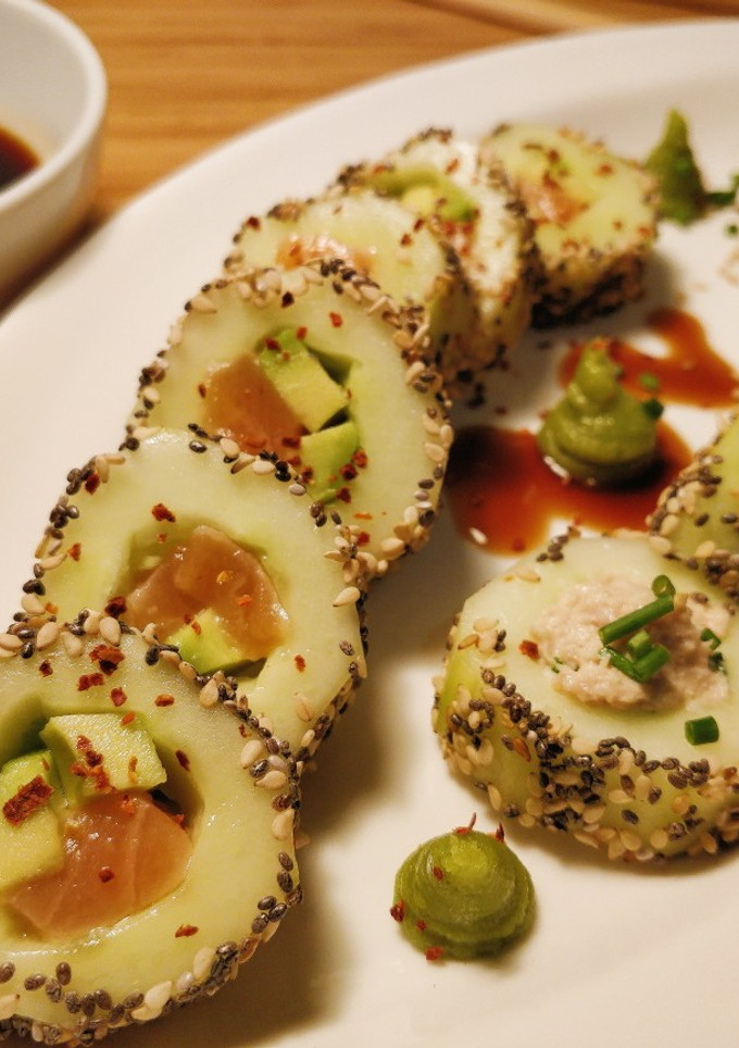 Una foto de Falso sushi de pepino, salmón y atún