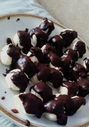 Una foto de Trufas de coco con chocolate