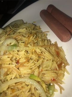 A picture of Soyayyar shinkafar basmati rice tare da spaghetti da sausage.