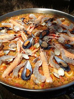 Una foto de Paella de marisco con pollo