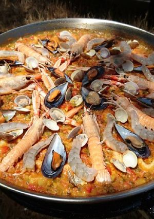 Una foto de Paella de marisco con pollo