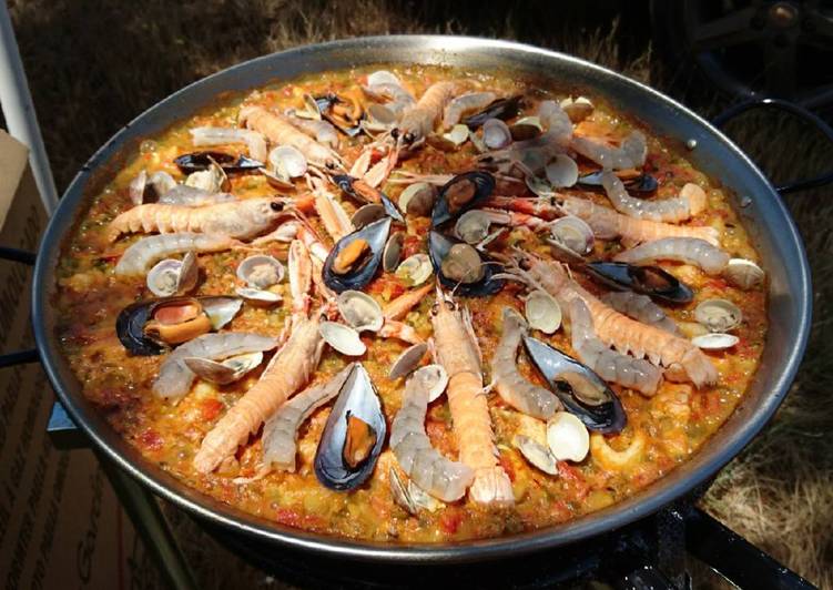 Paella de marisco con pollo