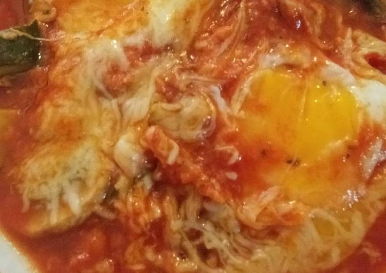How to Prepare Favorite Tami&#39;s Baked Eggs in Tomato Sauce