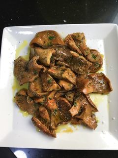 Una foto de Rovellons 🍄 al vino 🍷 con ajo y perejil