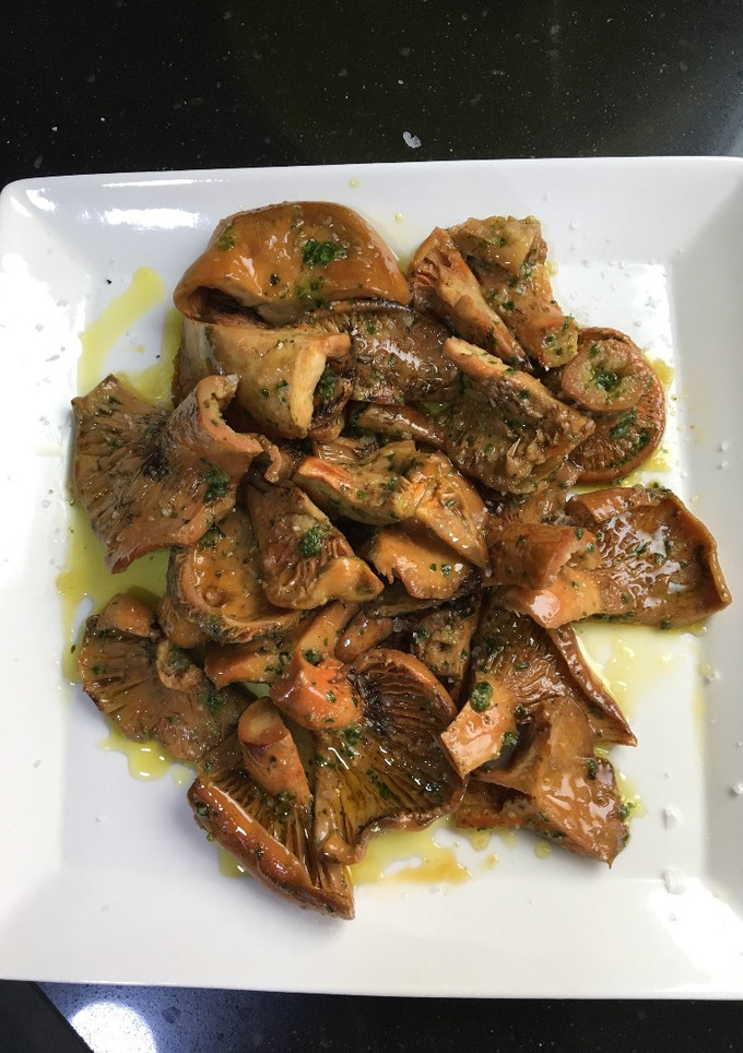 Una foto de Rovellons 🍄 al vino 🍷 con ajo y perejil