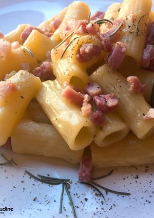Foto di Rigatoni con crema di patate aromatizzata al rosmarino e pancetta croccante