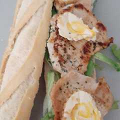 Foto principal de Bocadillo de lomo plancha con queso de piña y nueces