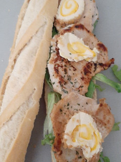 Una foto de Bocadillo de lomo plancha con queso de piña y nueces
