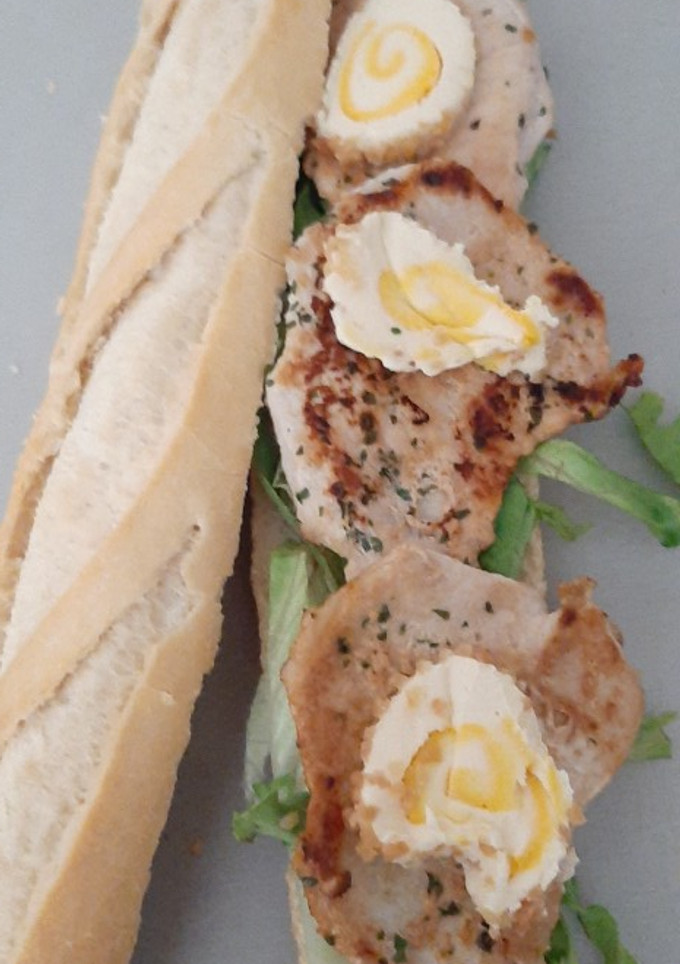 Una foto de Bocadillo de lomo plancha con queso de piña y nueces